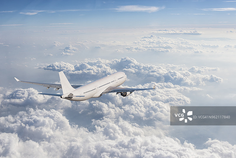 飞机在多云的天空上飞行图片素材