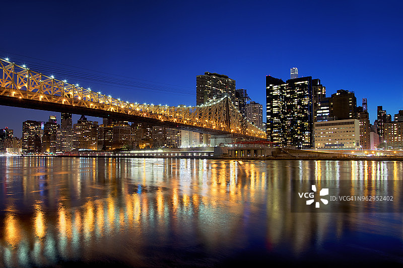 纽约曼哈顿，东河和昆斯伯勒大桥图片素材