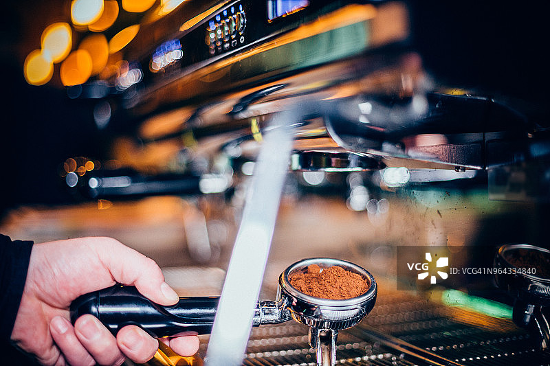 一个调酒师在吧台后制作咖啡的特写图片素材