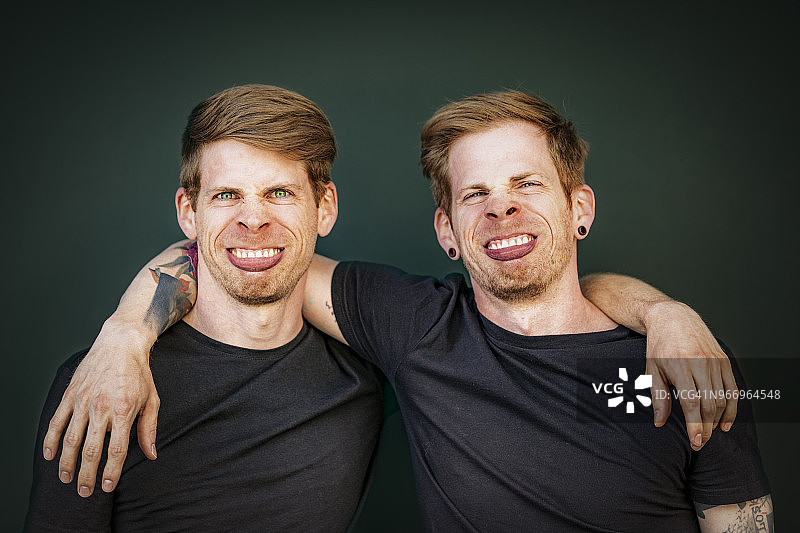 双胞胎兄弟做鬼脸图片素材