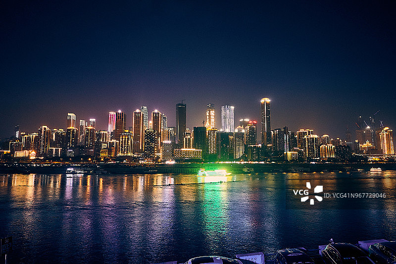 重庆的天际线与长江的倒影图片素材
