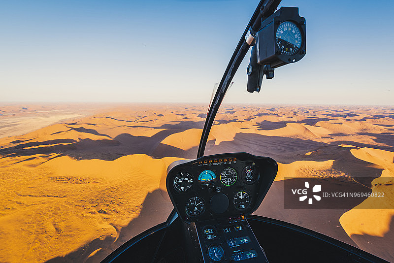 从直升机驾驶舱看到的索苏斯维利沙丘，纳米比亚图片素材
