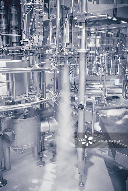 瓶装水和生产工厂的机器图片素材