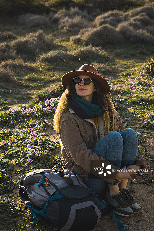意大利，撒丁岛，一个女人在徒步旅行休息图片素材