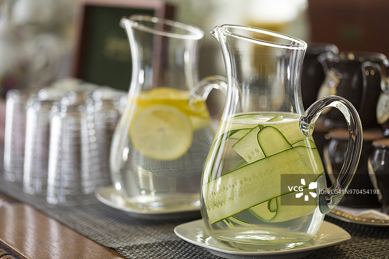 在精品酒店的自助餐上，柠檬和黄瓜水在罐子里图片素材