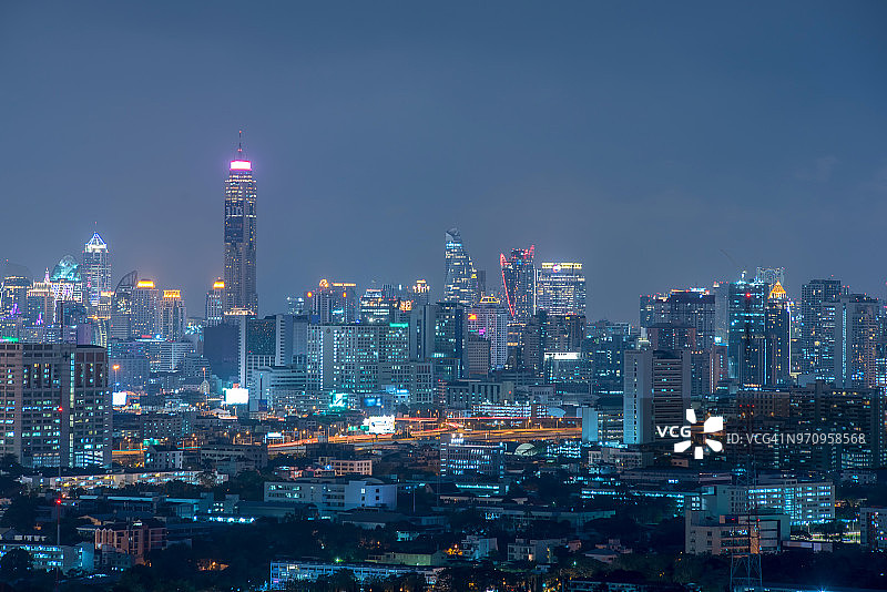 曼谷市景，傍晚的商业区高楼林立。图片素材