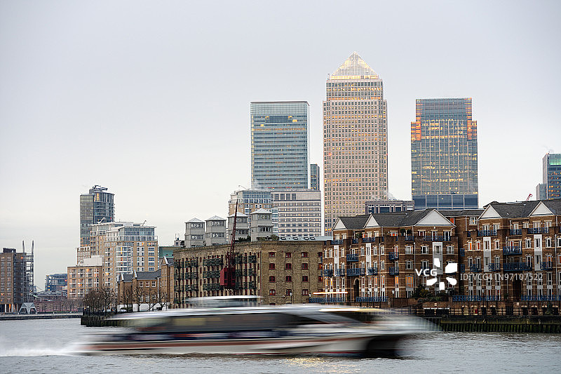 伦敦泰晤士河上的快速河上巴士;金丝雀码头的背景图片素材