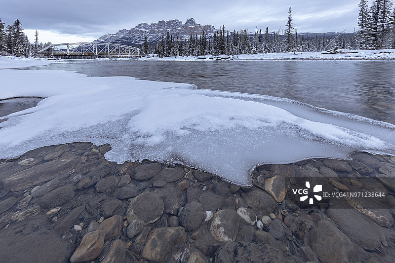 加拿大贾斯珀国家公园的冰湖和山脉的冬季景观图片素材