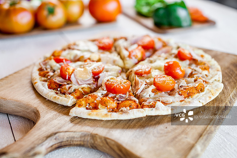 热新鲜的自制传统意大利披萨放在木桌上。披萨墙纸和烹饪食品的概念。特写镜头图片素材