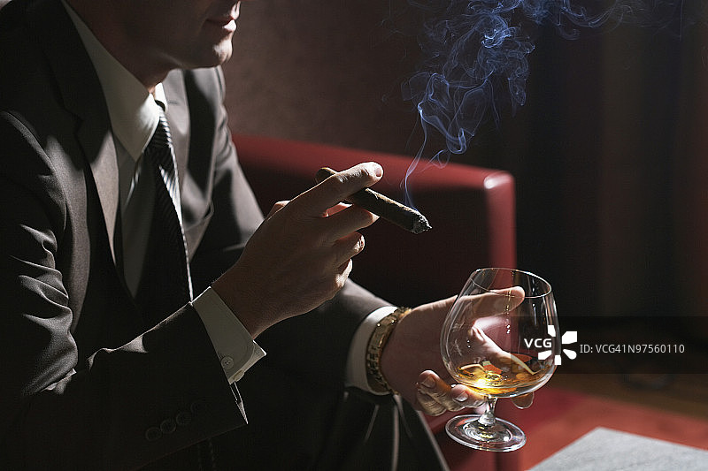 雪茄和鸡尾酒的男人图片素材