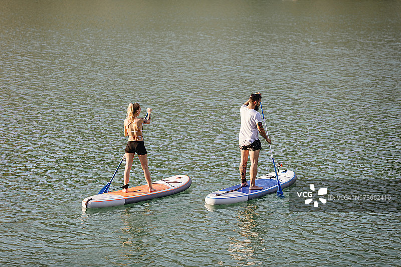 一对夫妇在湖上划船图片素材