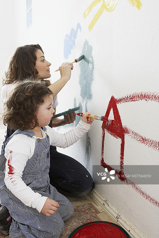 母女俩一起刷墙图片素材