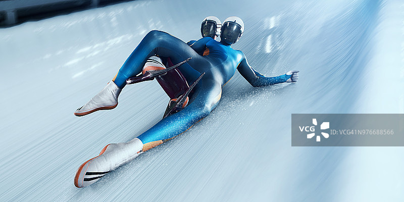 一对男性雪橇夫妇在雪橇跑道上从雪橇上摔下来图片素材