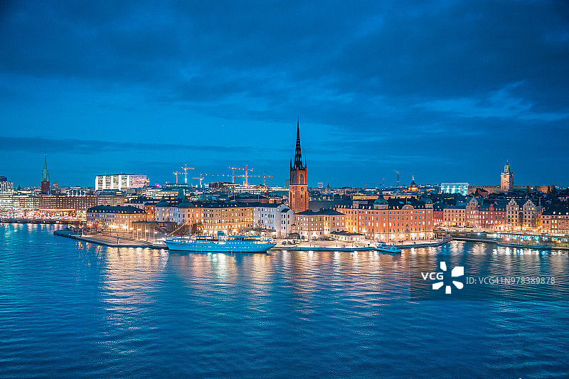 暮色中的斯德哥尔摩天际线全景，瑞典图片素材