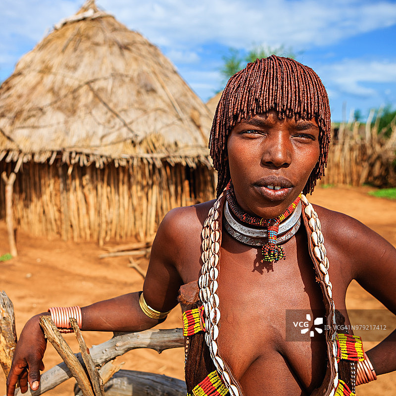 来自非洲埃塞俄比亚Hamer部落的妇女肖像图片素材