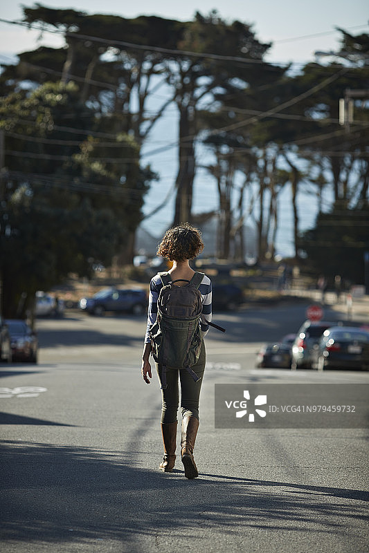 一个女人走在旧金山陡峭的路上图片素材