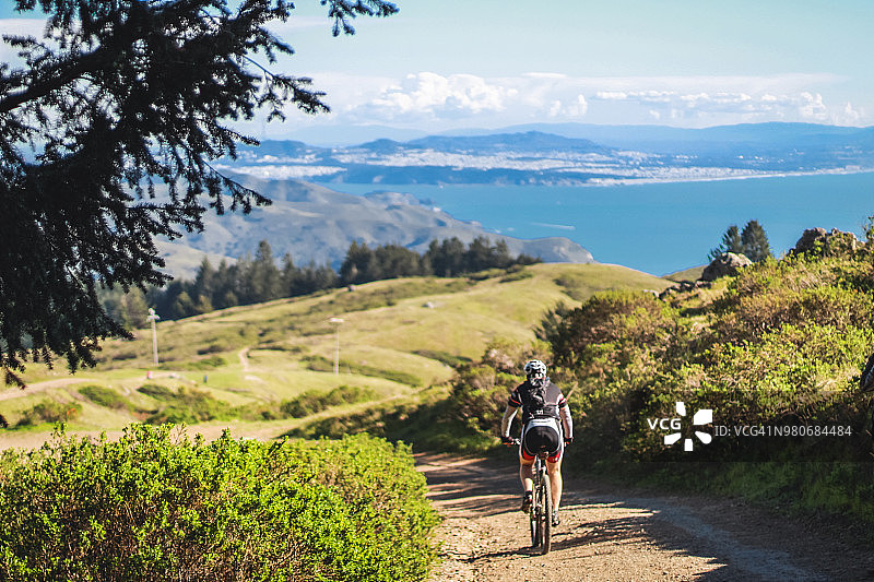 加州Tamalpais山，在波利纳斯山脊上骑自行车的人图片素材