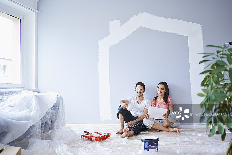 幸福的夫妇在新公寓粉刷墙壁休息图片素材