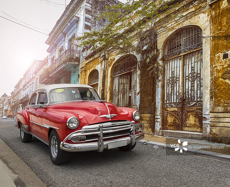 古巴哈瓦那老城的一辆美国老爷车图片素材