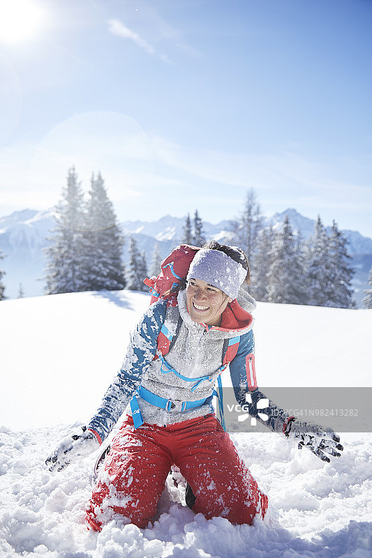 奥地利，蒂罗尔，女徒步旅行者在雪地里玩得很开心图片素材