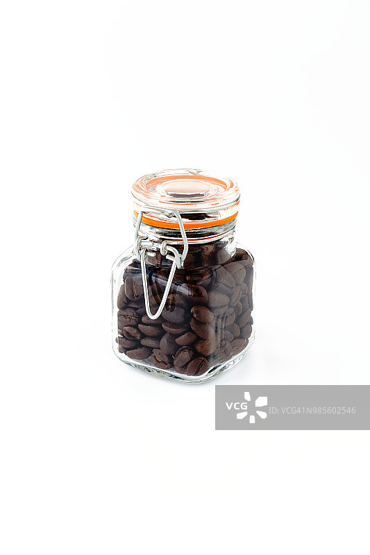 迷你保鲜罐装满了烘培咖啡豆图片素材