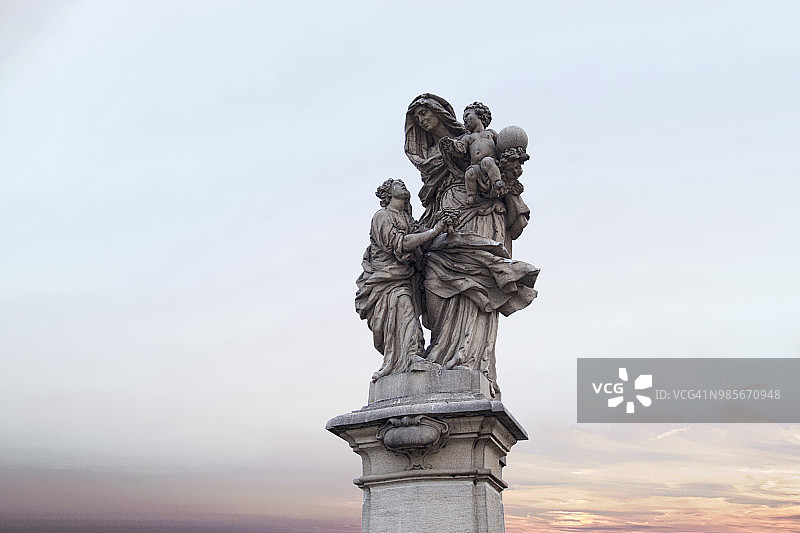 布拉格查尔斯桥的圣安妮雕像图片素材