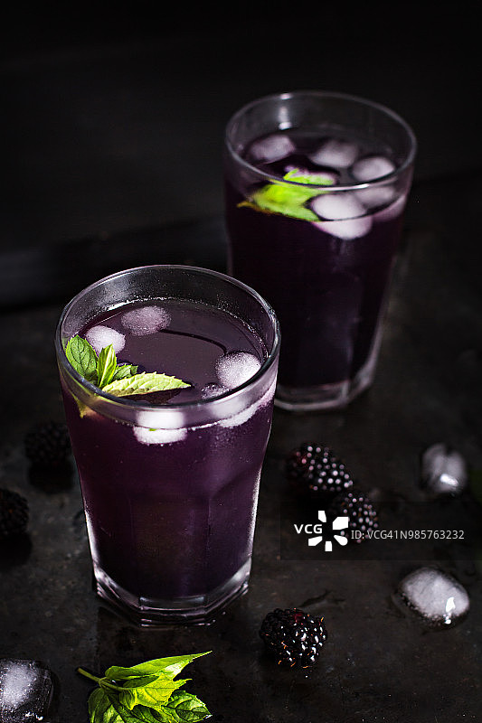 夏季鸡尾酒。与黑莓饮料。黑莓饮料。图片素材
