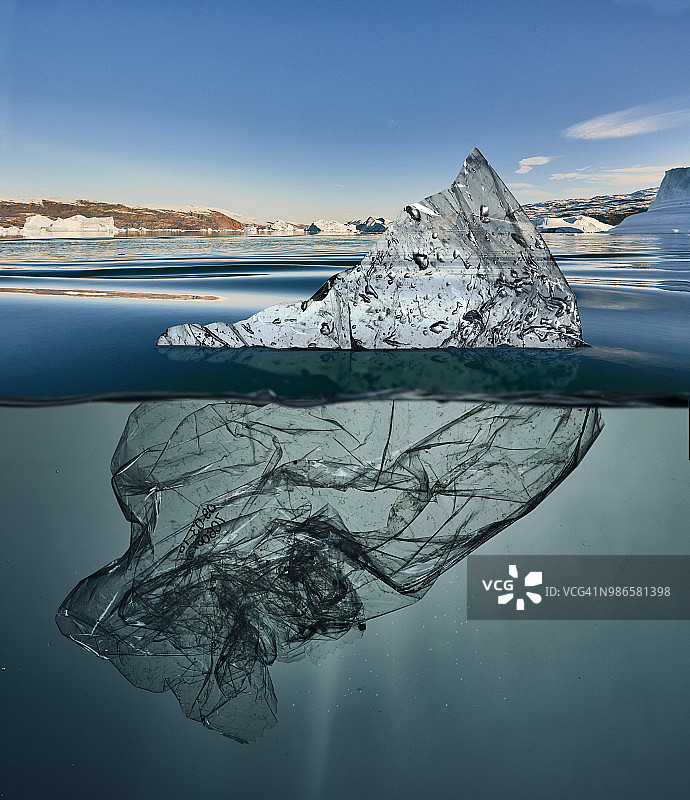格陵兰岛背后漂浮着的垃圾塑料冰山图片素材