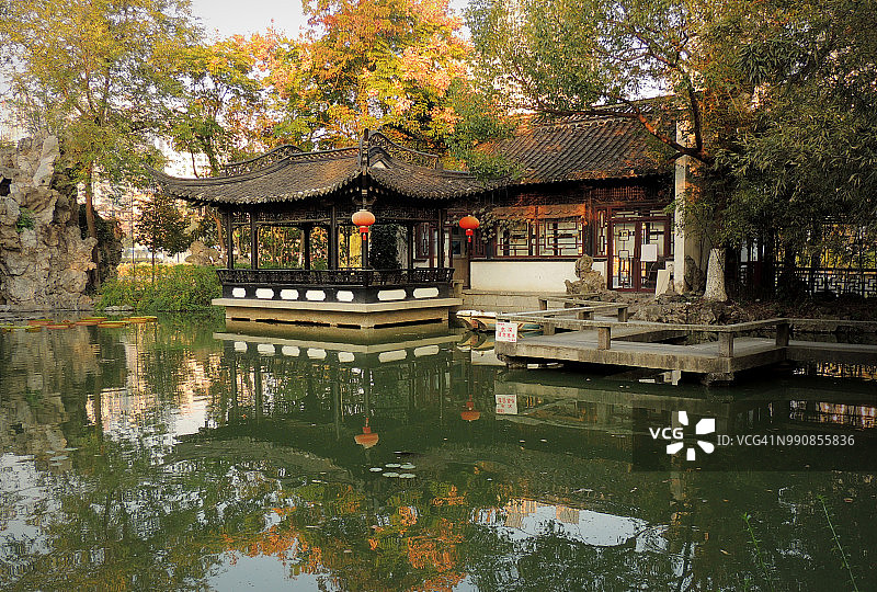 中国合肥中国花园池塘边的宁静森林茶馆图片素材