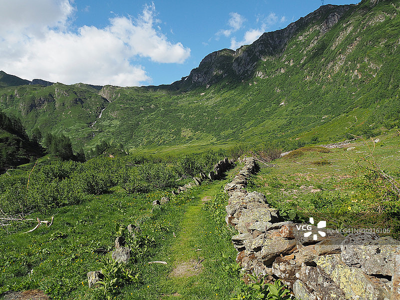 福马扎山谷的徒步小径和界石图片素材
