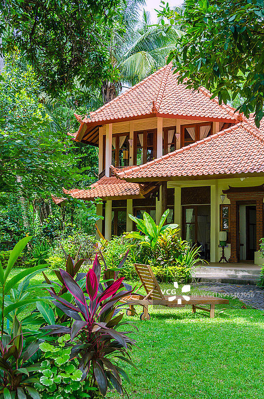 印尼巴厘岛-度假村拥有美丽的平房，海景和棕榈树在村庄Tejakula图片素材