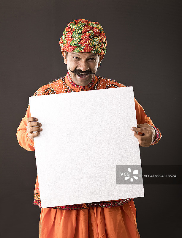 手持广告牌的印度男子图片素材