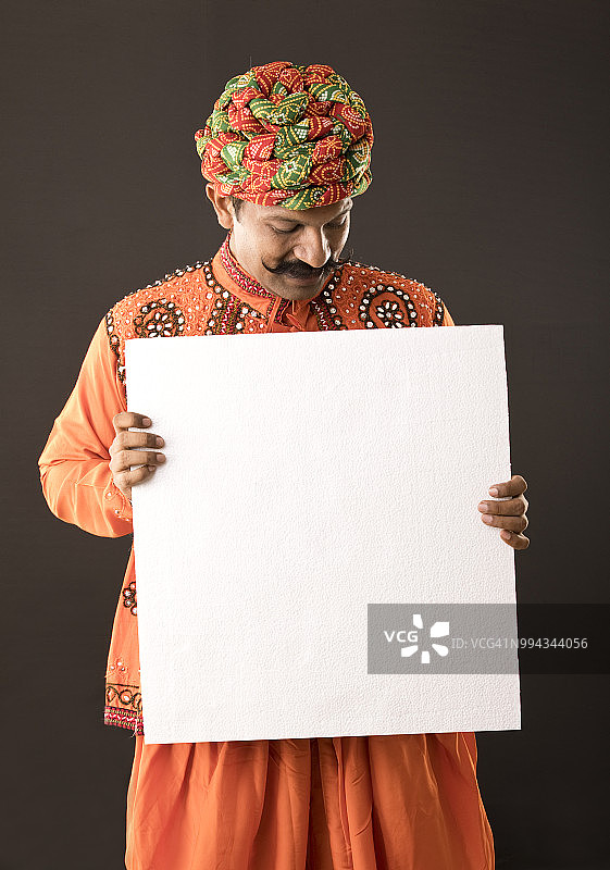 手持广告牌的印度男子图片素材