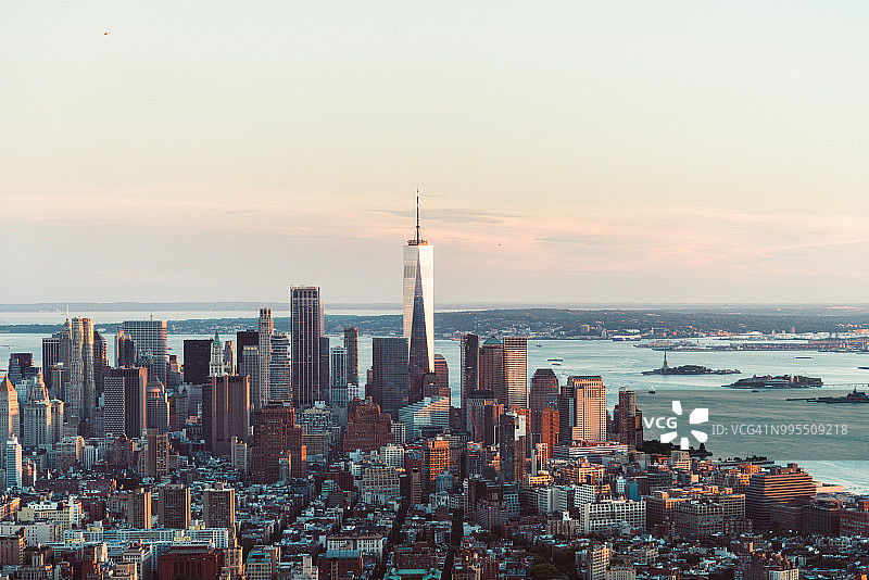 鸟瞰图曼哈顿市中心在日落，纽约市图片素材