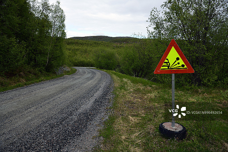 挪威北部Neiden的砾石路标图片素材