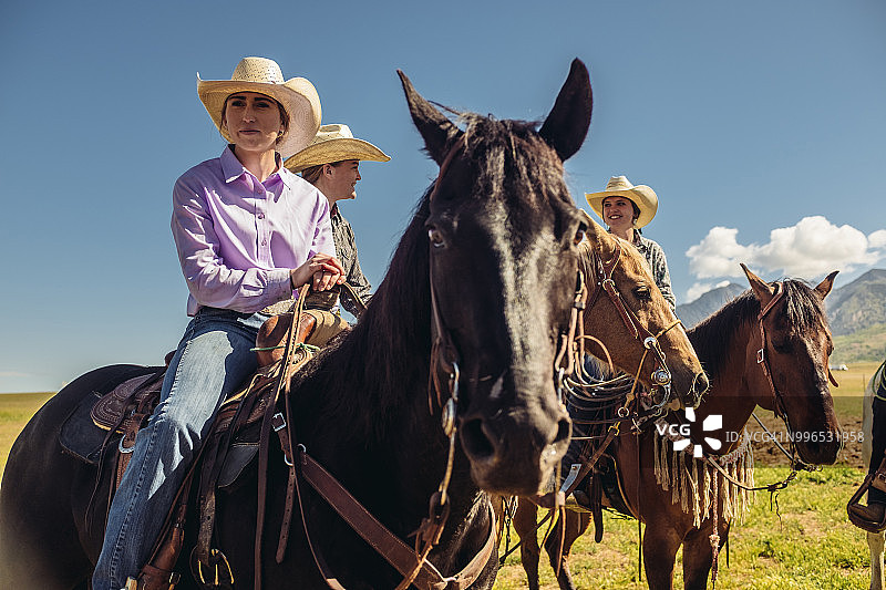 犹他州的牧场主骑着马图片素材
