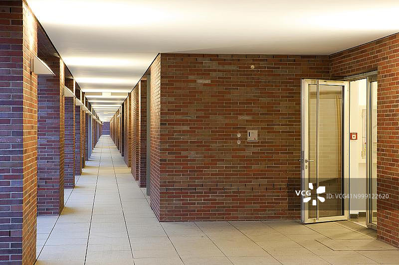 德国汉堡的Speicherstadt历史仓库区的长走廊图片素材