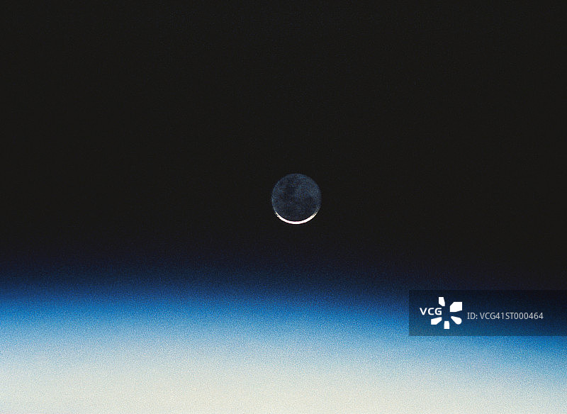 新月在地球的辉光之上图片素材