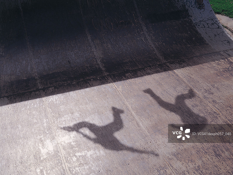 两个直线溜冰者的影子图片素材