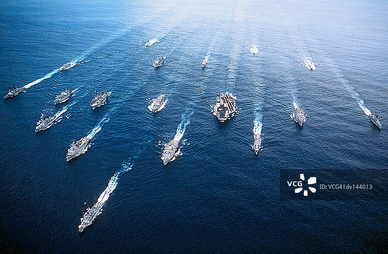 波斯湾的舰队，包括美国肯尼迪号航空母舰(CV-67)图片素材