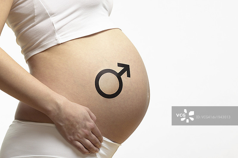 腹部有男性标志的孕妇的中段图片素材