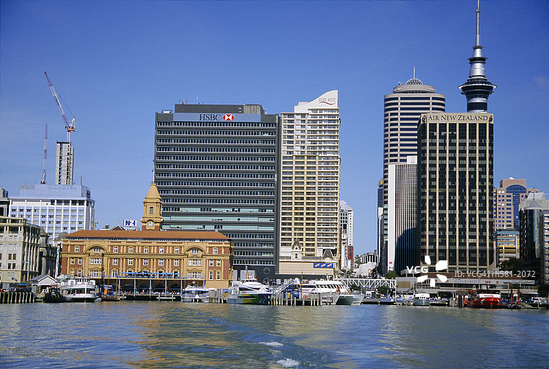 城市轮渡码头和天空塔，奥克兰，北岛，新西兰，太平洋图片素材
