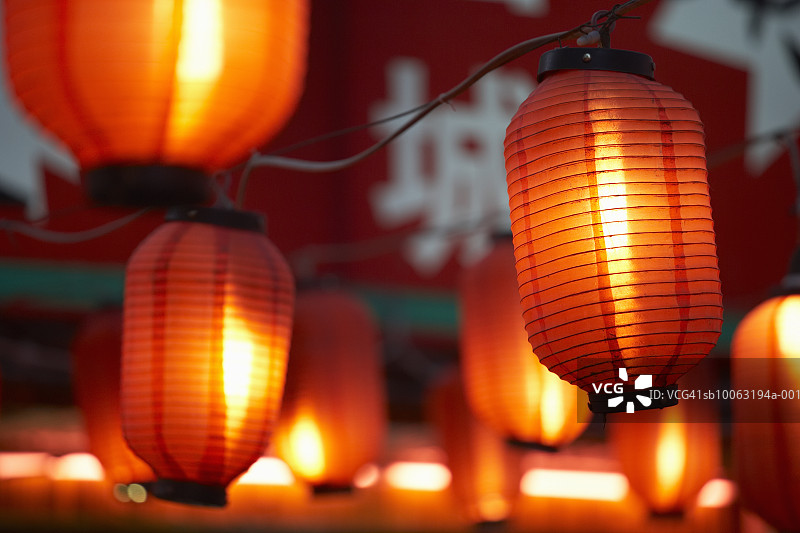 中国，北京，晚上挂在户外的纸灯笼，特写图片素材
