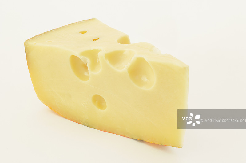 白色背景上的挪威雅尔斯堡奶酪楔形图片素材