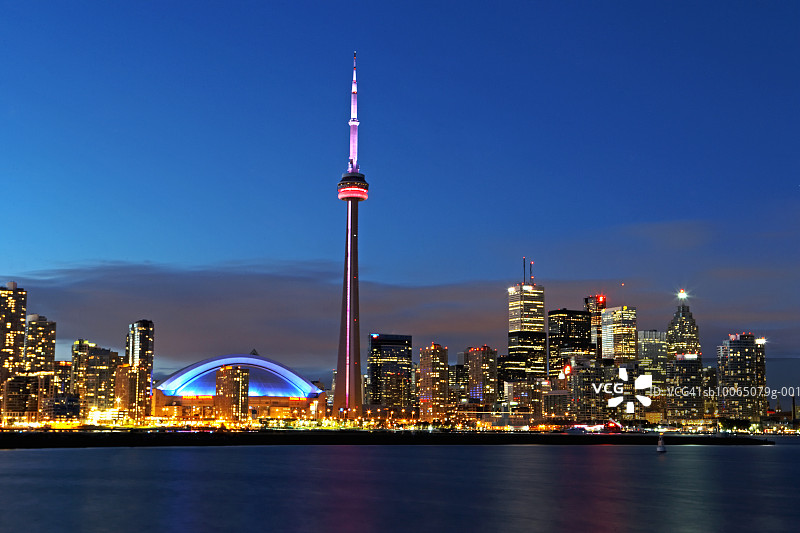 加拿大，多伦多城市景观与加拿大国家电视塔，黄昏图片素材