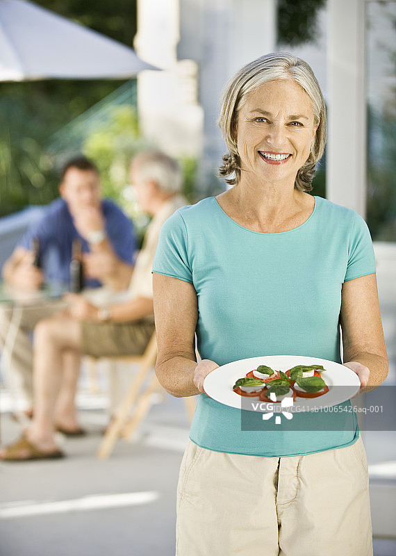 高级女士展示开胃菜的肖像图片素材