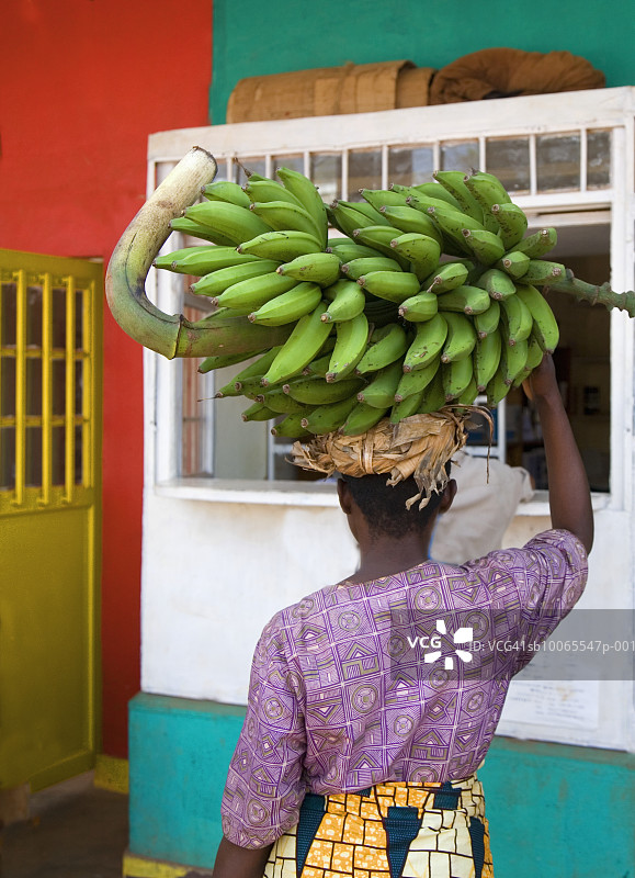 一个女人正往市场走去头顶香蕉，后视镜图片素材