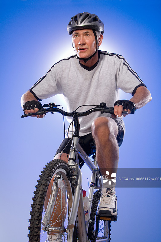 骑自行车的成熟男人，特写图片素材