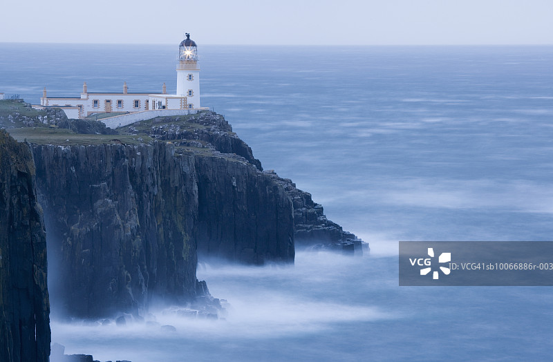 英国，苏格兰，斯凯岛，悬崖上的奈斯特灯塔图片素材