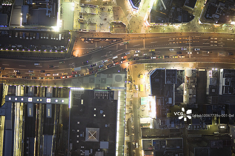 日本，东京，新宿区的交通和街道鸟瞰图图片素材